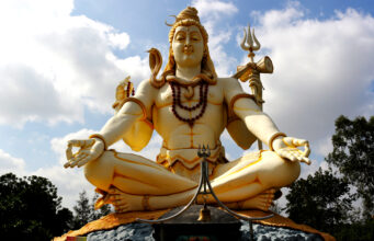 🌿 Sawan Aur Rudraksh: The Sacred Connection That Transforms Lives Lord Shiva